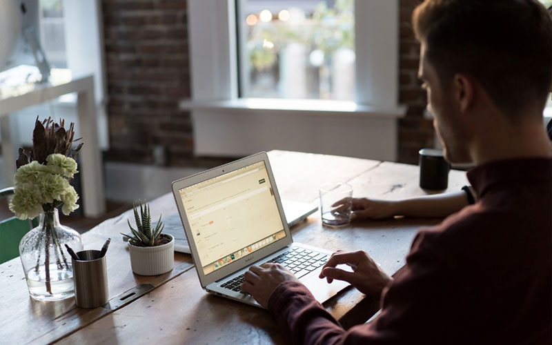 Lavoro in smart working… cosa ci ricorda?