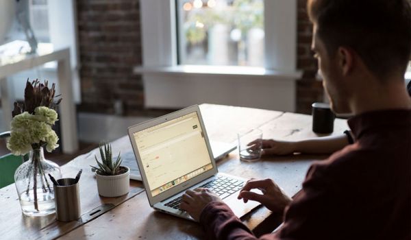 Lavoro in smart working… cosa ci ricorda?